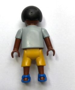 Playmobil - Niño negro con pantalones cortos amarillos.