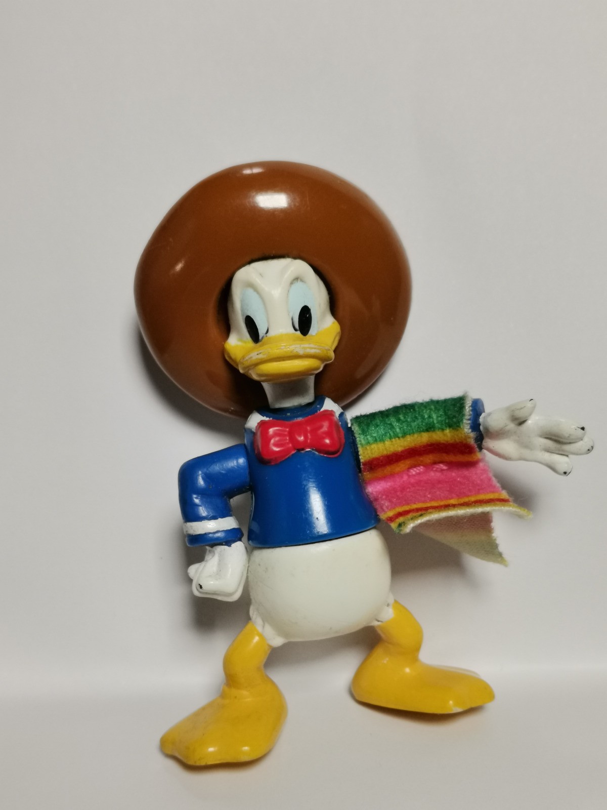 Pato Donald con manta cuatricolor