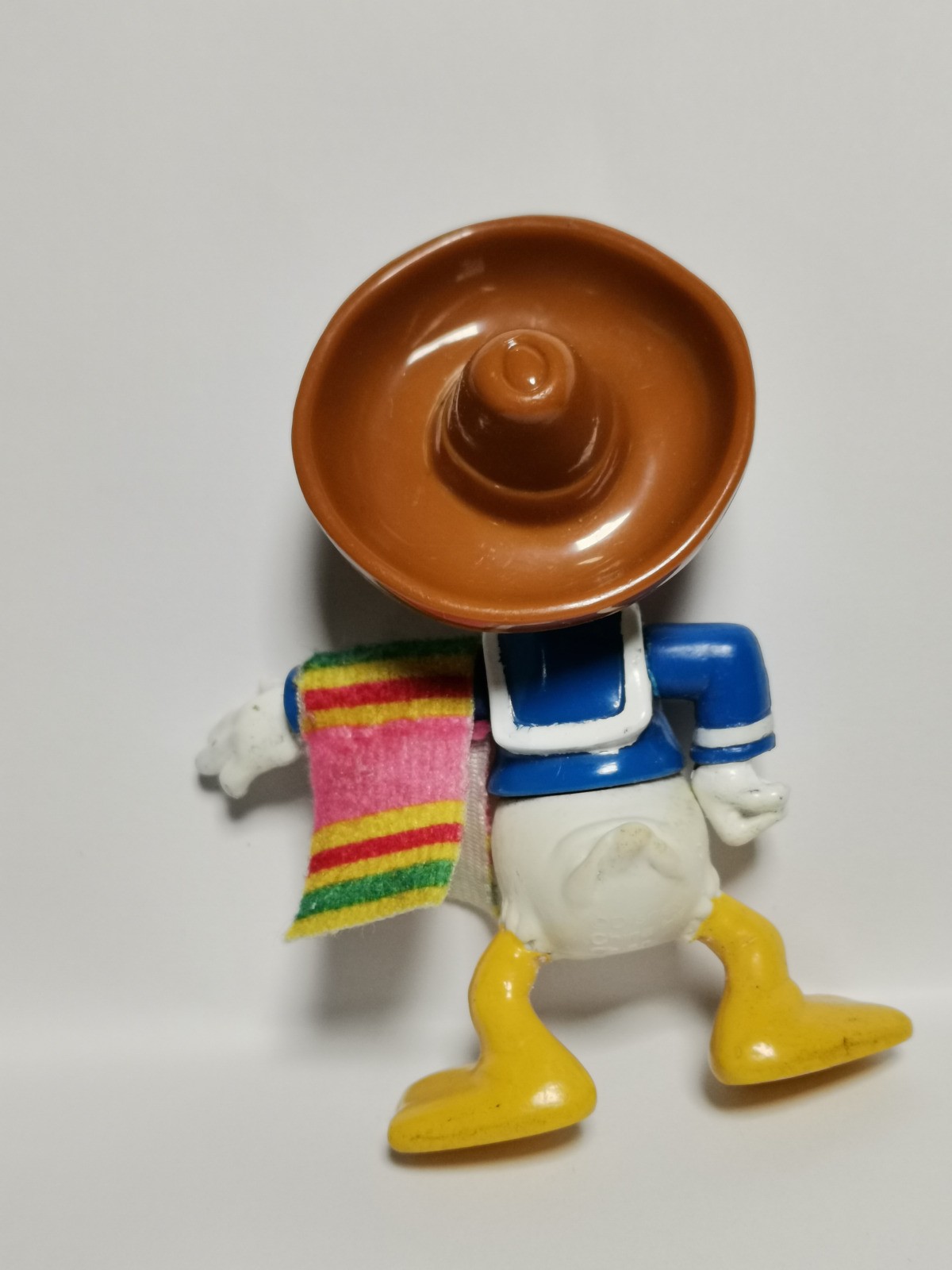 Pato Donald con manta cuatricolor