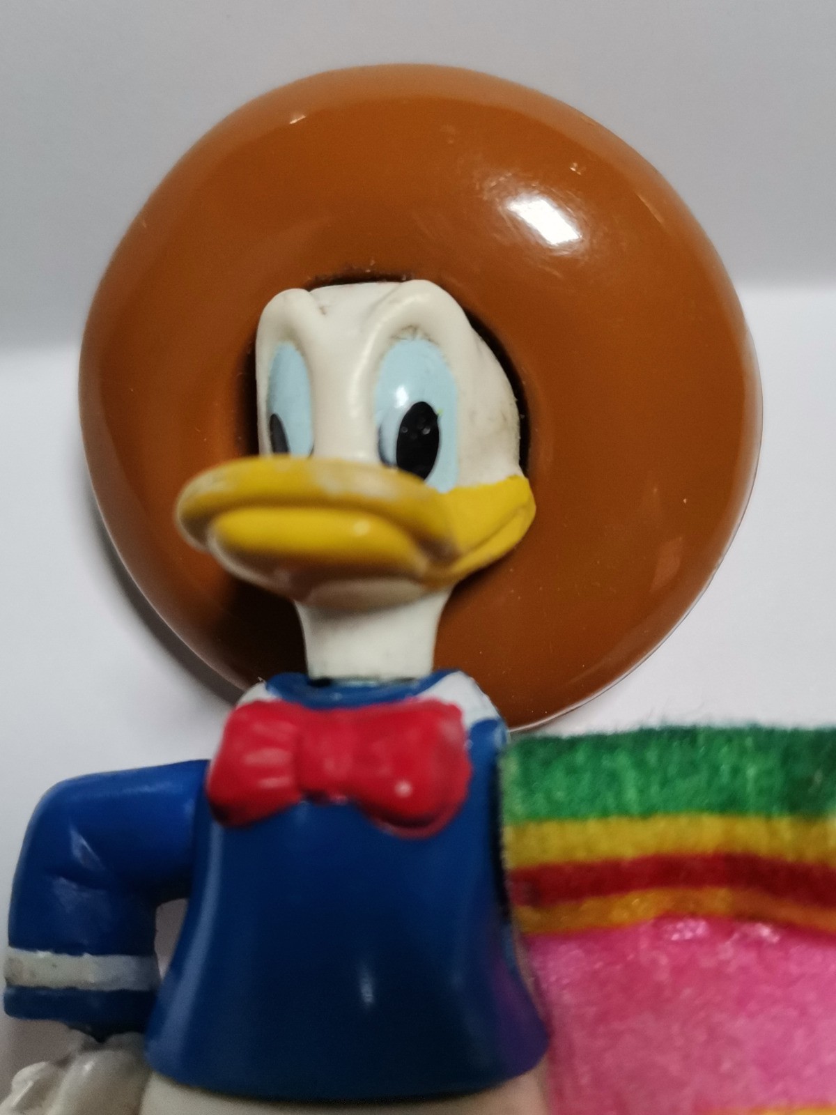 Pato Donald con manta cuatricolor
