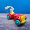 Bugs Bunny en auto rojo que se estira