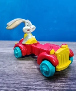 Bugs Bunny en auto rojo que se estira