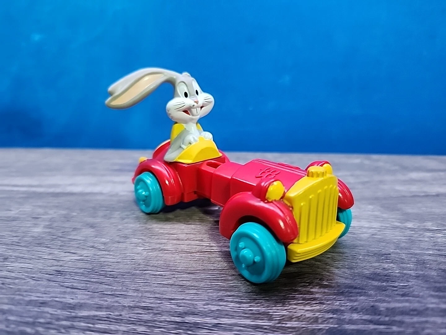 Bugs Bunny en auto rojo que se estira