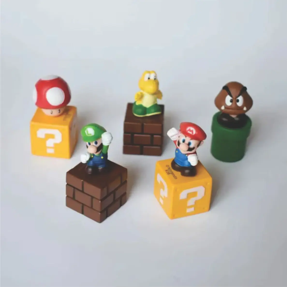 Goomba sobre una tubería verde - Imagen 2