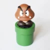 Goomba sobre una tubería verde