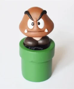 Goomba sobre una tubería verde